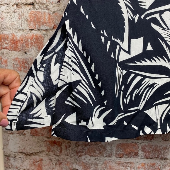 NWT Blue Ginger Womenʻs Black White Tropical Leaf Print Tunic Top Medium - Picture 5 of 9